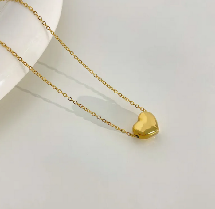 Gold 3D heart pendant necklace detail